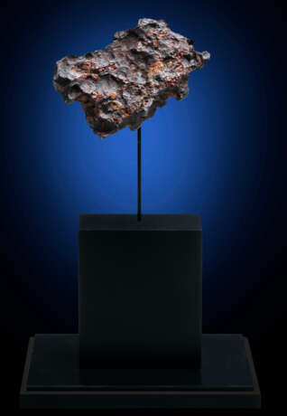 ORIENTED IMILAC METEORITE WITH FUSION CRUST - Foto 2