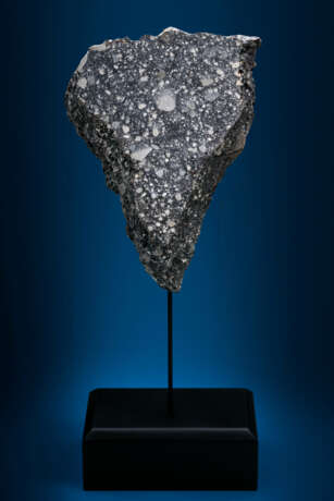 TRIANGULAR SPECIMEN OF THE MOON — LARGE END PIECE REVEALS INTERIOR AND EXTERIOR OF NWA 12691 - Foto 1