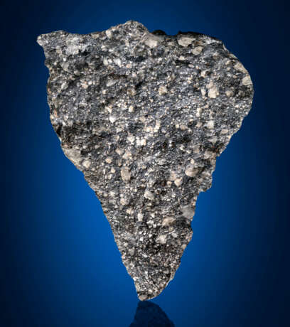 TRIANGULAR SPECIMEN OF THE MOON — LARGE END PIECE REVEALS INTERIOR AND EXTERIOR OF NWA 12691 - Foto 2