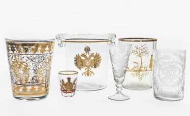 13 Gläser - Farbloses Glas. Verschiedene Schnitt-, Email- und Golddekore, darunter sechs Schnapsgläser mit Königlich Württembergischem Wappen.
