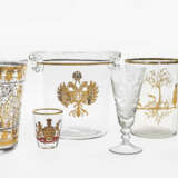13 Gläser - Farbloses Glas. Verschiedene Schnitt-, Email- und Golddekore, darunter sechs Schnapsgläser mit Königlich Württembergischem Wappen. - Foto 1