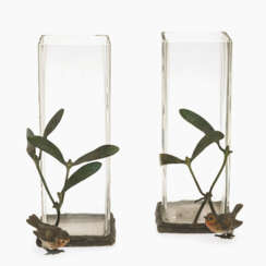 Ein Paar Vasen - In der Art Wiener Bronzen Farbloses Glas.