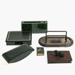 Sechs Teile Schreibtischutensilien - Grünes Leder, Metall u. a.