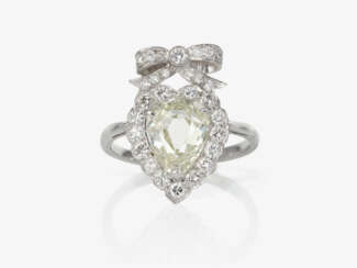 Ring mit tropfenförmigem Diamanten und Brillanten