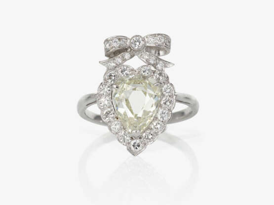 Ring mit tropfenförmigem Diamanten und Brillanten - фото 1