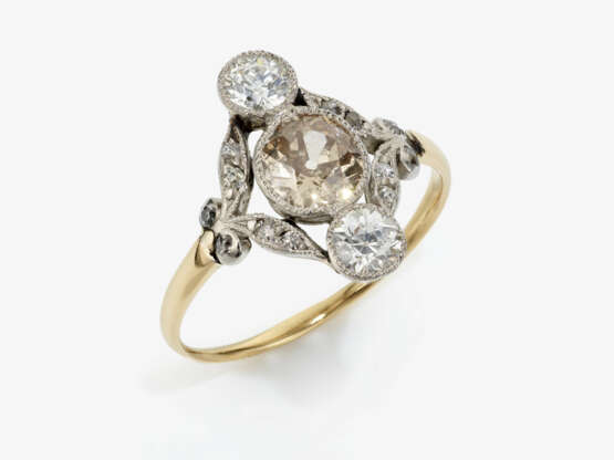 Historischer Ring mit weißen und einem rosefarbenen Diamanten im Altschliff - England, Edwardian 1902 -1914 - photo 1