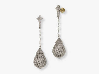 Historische Ohrgehänge verziert mit kleinen Flussperlen und Diamanten - Vermutlich Amerika, 1920er Jahre