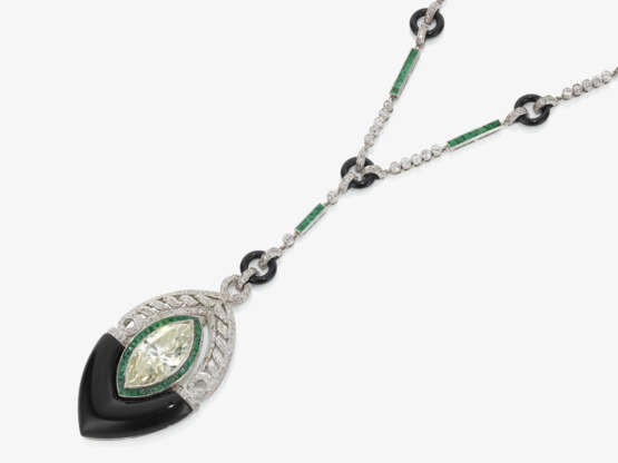 Historisches Collier verziert mit einem Diamanten im Marquise, Onxy-Elemete, Smaragde und - Diamanten Vermutlich Frankreich Art Dèco 1925 - photo 1