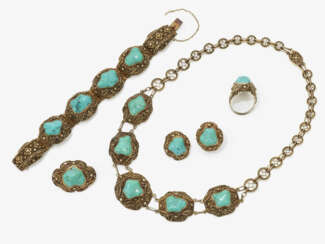 Garnitur mit Türkisen: bestehend aus Kette, Armband, Ring, Brosche und einem Paar Ohrringe - China, Anfang 20. Jahrhundert