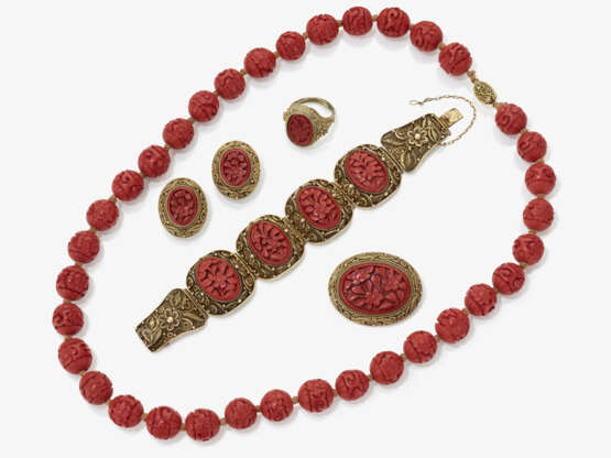 Garnitur mit rotem Urushilack, bestehend aus Kette, Armband, Brosche, Ring, Paar Ohrclips - China, 1. Hälfte 20. Jahrhundert - фото 1