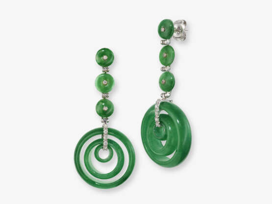 Ein Paar Ohrgehänge verziert mit feinen grünen Jade - Elementen und Brillanten - Italien - фото 1