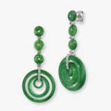 Ein Paar Ohrgehänge verziert mit feinen grünen Jade - Elementen und Brillanten - Italien - фото 1