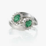 Anhänger und Ring mit Smaragden und Diamanten - photo 2