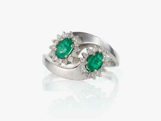 Anhänger und Ring mit Smaragden und Diamanten - photo 2