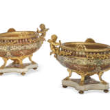 A MATCHED PAIR OF FRENCH ORMOLU-MOUNTED CHAMPLEVE ENAMEL JARDINIERES - Foto 1