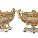A MATCHED PAIR OF FRENCH ORMOLU-MOUNTED CHAMPLEVE ENAMEL JARDINIERES - Foto 3