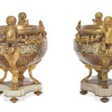 A MATCHED PAIR OF FRENCH ORMOLU-MOUNTED CHAMPLEVE ENAMEL JARDINIERES - Foto 4