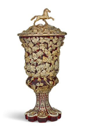A ROYAL SILVER-GILT-MOUNTED RUBY GLASS CUP AND COVER - Foto 1