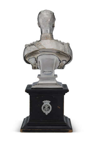 A VICTORIAN SILVER-PLATED MEMORIAL BUST OF H.R.H. PRINCE ALBERT VICTOR, DUKE OF CLARENCE AND AVONDALE IN HIS UNIFORM AS CAPTAIN OF THE 10TH HUSSARS - фото 2