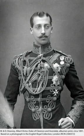 A VICTORIAN SILVER-PLATED MEMORIAL BUST OF H.R.H. PRINCE ALBERT VICTOR, DUKE OF CLARENCE AND AVONDALE IN HIS UNIFORM AS CAPTAIN OF THE 10TH HUSSARS - Foto 3