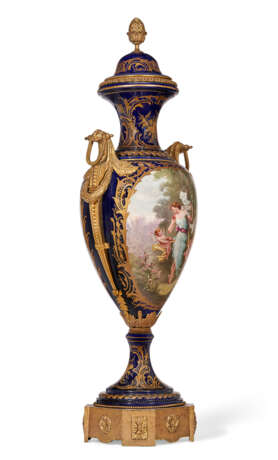 A MONUMENTAL ORMOLU-MOUNTED SEVRES STYLE PORCELAIN COBALT-BLUE GROUND VASE AND COVER - фото 3