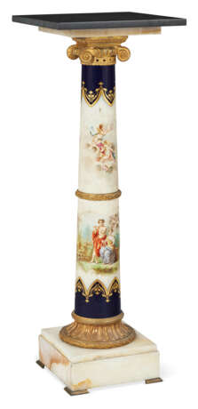 A GILT-BRONZE AND ONYX MOUNTED SEVRES-STYLE PORCELAIN COBALT-BLUE GROUND PEDESTAL - фото 3