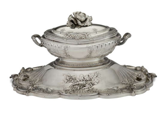 THE PATIÑO SERVICE: AN IMPORTANT FRENCH SILVER SOUP TUREEN, COVER AND STAND - photo 1