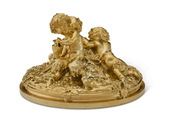 A FRENCH SILVER-GILT FIGURAL GROUP OF THREE PUTTI - photo 2