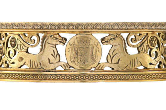 THE BORGHESE SERVICE: A PAIR OF ITALIAN SILVER-GILT WINE COASTERS - Foto 2