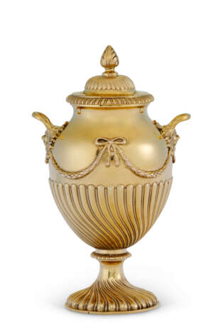 AN EDWARD VII 9K GOLD TWO-HANDLED CUP AND COVER - фото 1