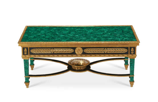 AN ITALIAN ORMOLU, PATINATED-BRONZE AND MALACHITE LOW TABLE - фото 1