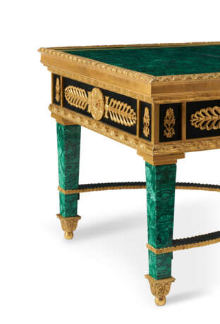 AN ITALIAN ORMOLU, PATINATED-BRONZE AND MALACHITE LOW TABLE - фото 2