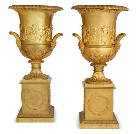 A PAIR OF FRENCH ORMOLU URNS - Foto 2