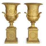 A PAIR OF FRENCH ORMOLU URNS - Foto 3