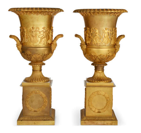 A PAIR OF FRENCH ORMOLU URNS - Foto 5