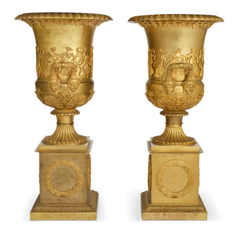 A PAIR OF FRENCH ORMOLU URNS - фото 6