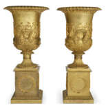 A PAIR OF FRENCH ORMOLU URNS - Foto 6