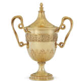 AN EDWARD VII 18K GOLD TWO-HANDLED CUP AND COVER - фото 1