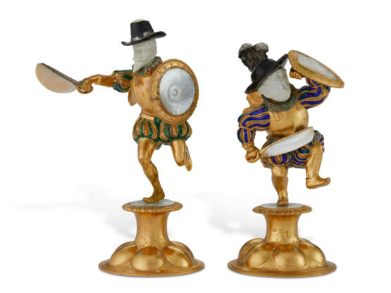TWO GERMAN GOLD, ENAMEL, AND MOTHER-OF-PEARL FIGURES - Foto 1