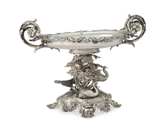 A GERMAN SILVER TWO-HANDLED CENTERPIECE BOWL AND STAND - Foto 2