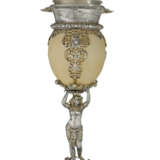 A GERMAN PARCEL-GILT SILVER-MOUNTED OSTRICH EGG CUP AND COVER - Foto 1