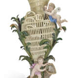 A LARGE MEISSEN PORCELAIN RETICULATED VASE EMBLEMATIC OF WATER - Foto 1