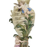 A LARGE MEISSEN PORCELAIN RETICULATED VASE EMBLEMATIC OF WATER - фото 3