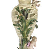 A LARGE MEISSEN PORCELAIN RETICULATED VASE EMBLEMATIC OF WATER - Foto 6