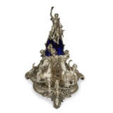 A GERMAN SILVER-PLATED AND COBALT BLUE GLASS CENTERPIECE - Foto 3
