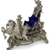 A GERMAN SILVER-PLATED AND COBALT BLUE GLASS CENTERPIECE - Foto 5
