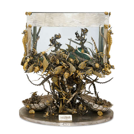 AN ITALIAN PARCEL-GILT SILVER AND GLASS AQUARIUM AND TWO MATCHING SILVER-MOUNTED HARDSTONE ORNAMENTS - фото 1
