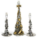 A SET OF THREE ITALIAN SILVER AND PARCEL-GILT SILVER TABLE LAMPS - Foto 1