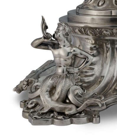 A VICTORIAN SILVER PRESENTATION EWER AND STAND - Foto 2