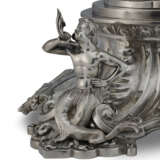 A VICTORIAN SILVER PRESENTATION EWER AND STAND - Foto 2